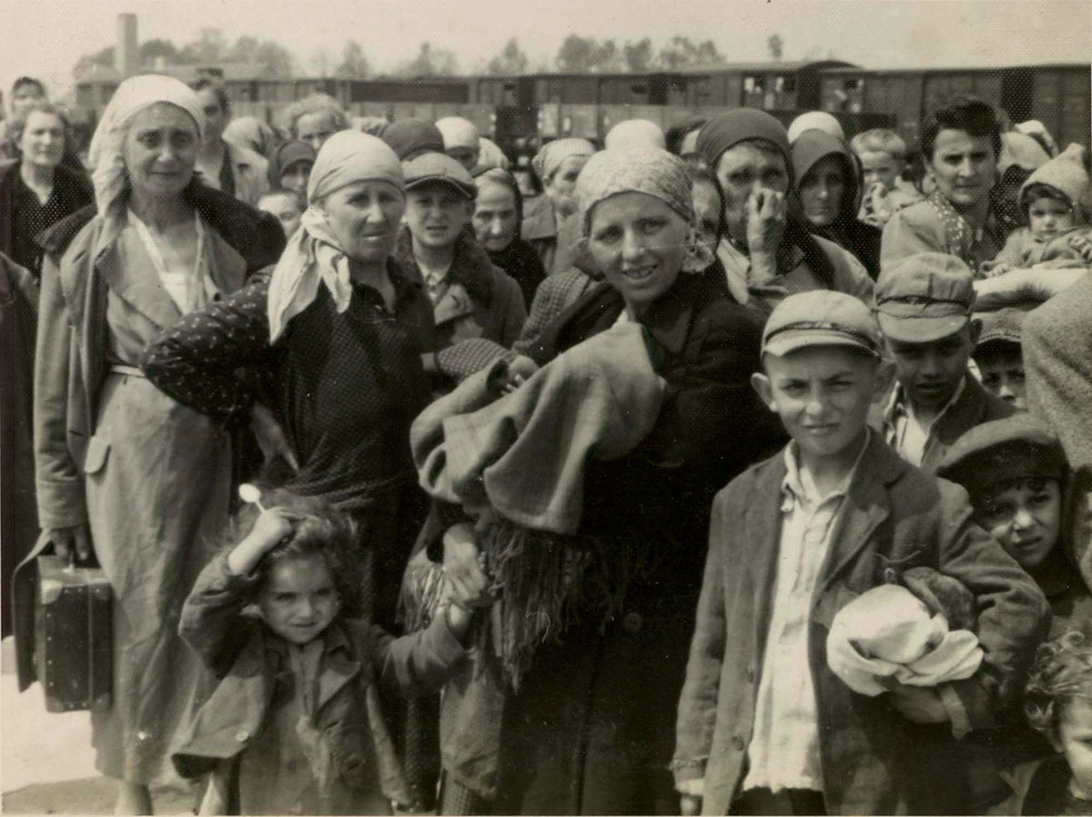 Jüdische Frauen und Kinder auf der Rampe vor der Selektion