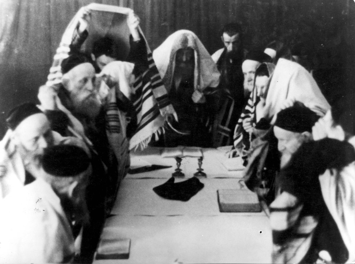 jewish people praying during the holocaust