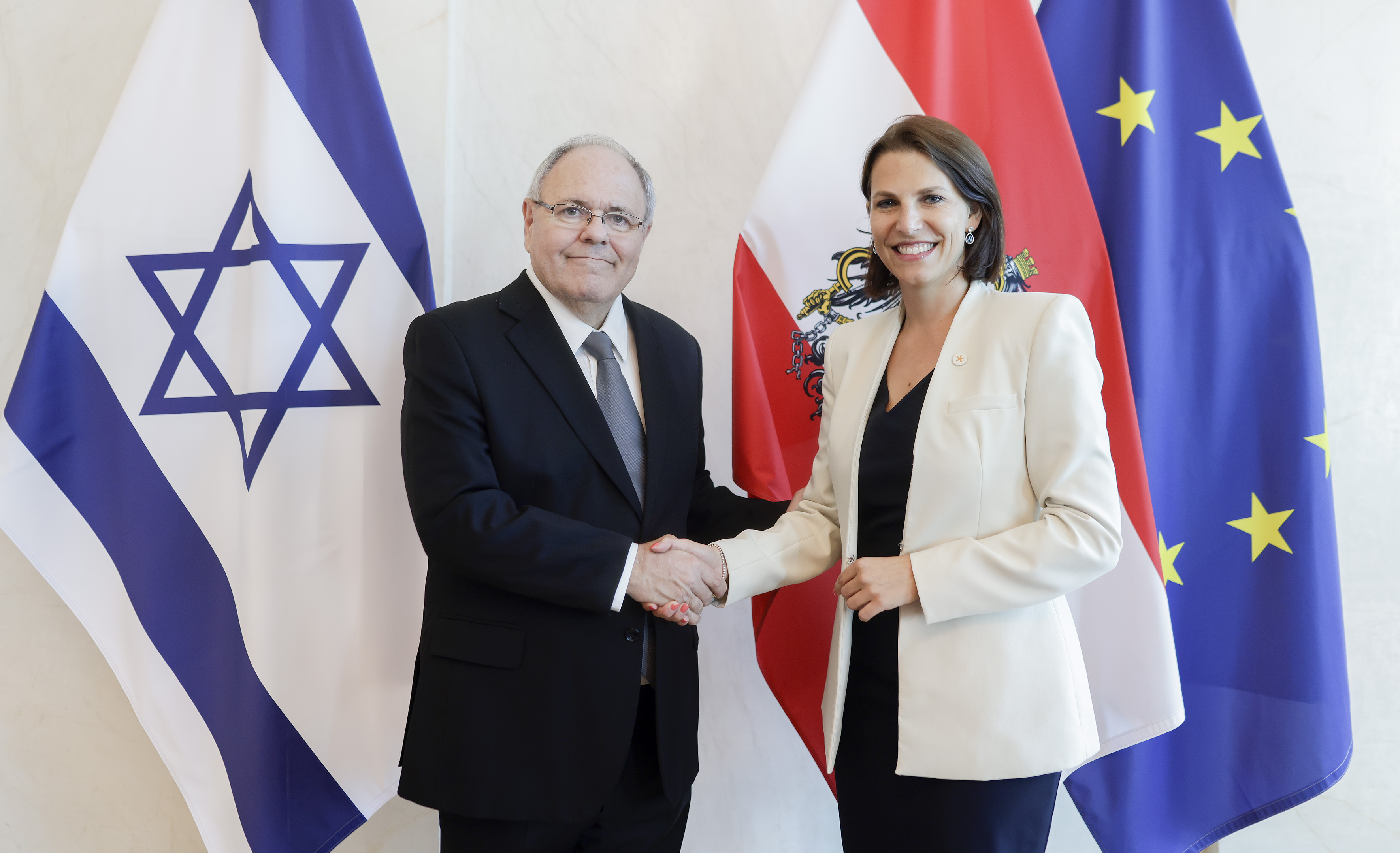Der Vorsitzende von Yad Vashem, Dani Dayan, trifft die österreichische Ministerin Karoline Edstadler während seines Besuchs in Wien