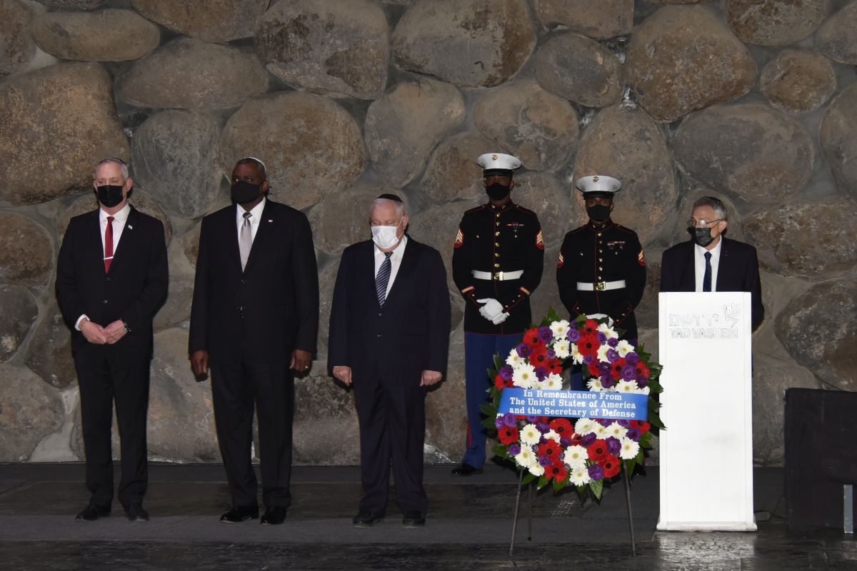 (L-R) Israel's Minister of Defense Benny Gantz, Secretary Defense Austin and Acting Yad Vashem Chairman Ronen Plot participating in a memorial ceremony in the Hall of Remembrance at Yad Vashem