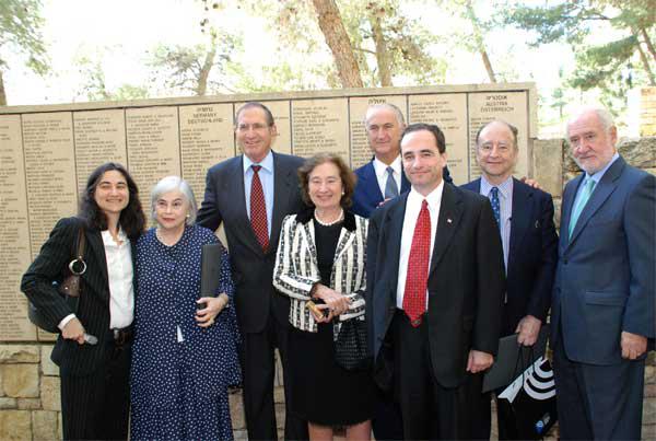 בני משפחת פרופר ושגריר ספרד בישראל (מימין) מצטלמים ליד קיר הכבוד בגן חסידי אומות העולם עליו נחרט שמו של פרופר