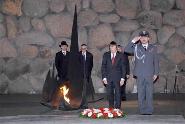 ראש ממשלת פולין מניח זר בשם ממשלת פולין בטקס האזכרה באהל יזכור