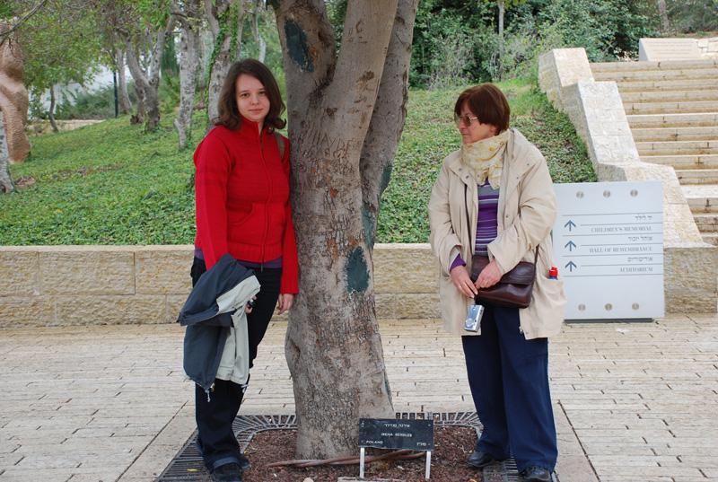 Am 25. Februar 2010 besuchte die Tochter Irena Sendlers, Janina, Yad Vashem mit ihrer Tochter.