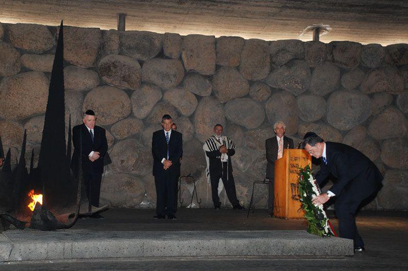 ראש ממשלת איטליה רומנו פרודי מניח זר בטקס האזכרה באוהל יזכור. משמאל יו&quot;ר מועצת יד ושם יוסף (טומי) לפיד ויו&quot;ר הנהלת יד ושם אבנר שלו