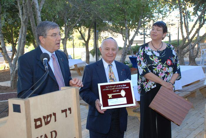 מר מקסי ליברטי מקבל את השי מידי אבנר שלו