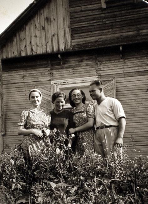 Dora (la deuxième à partir de la droite, avec des lunettes) et Shifra (la première à partir de la gauche) Reznik, rescapées. Avec l'aimable autorisation de l'USHMM. Cortesía USHMM