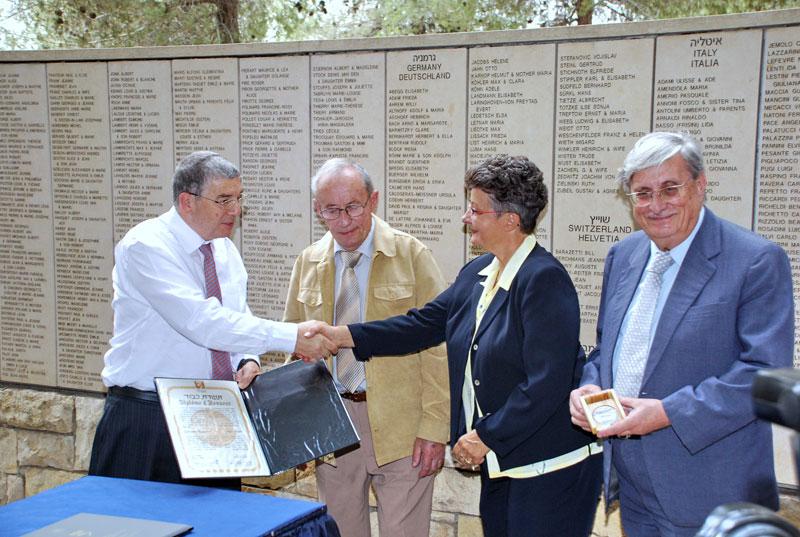 Richter Yaacov Turkel, Vorsitzender der Kommission für die Ernennung der Gerechten unter den Völkern, und Avner Shalev, Vorstandsvorsitzender von Yad Vashem, überreichen Medaille und Urkunde an die Enkel der Gerechten unter den Völkern Louise Roger, 2009