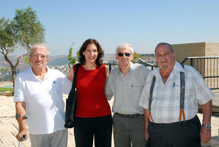 סינטיה וורוצלבסקי, מנהלת שיווק פרויקט איסוף שמות קרבנות השואה, עם מתנדבים מהתנועה הקיבוצית. משמאל: רפי פרנק מקיבוץ אילון, חיים נגל מקיבוץ דליה ושלמה צור מקיבוץ שער העמקים