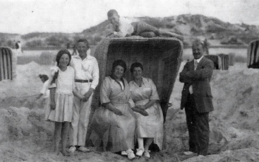 The Sachs family on vacation in Nordenei during the 1920s.