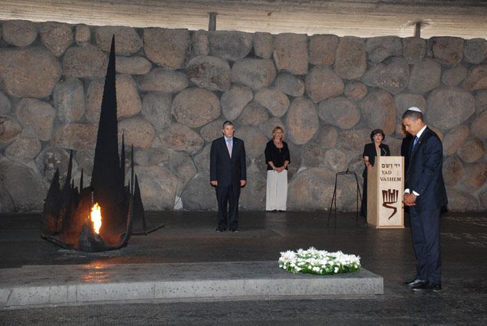 הסנטור ברק אובמה מניח זר בטקס הזיכרון באהל יזכור