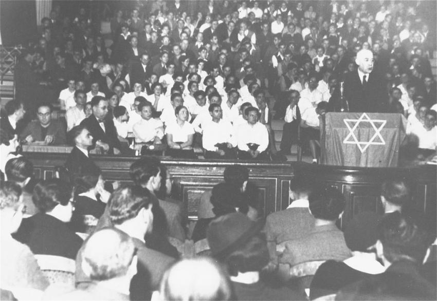 Rabbi Leo Baeck addresses a meeting of German Jews in a synagogue in Berlin