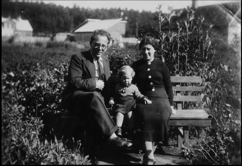 Aliza with her parents, Ephraim and Ruchama Grinburg in Kovno, 1930s