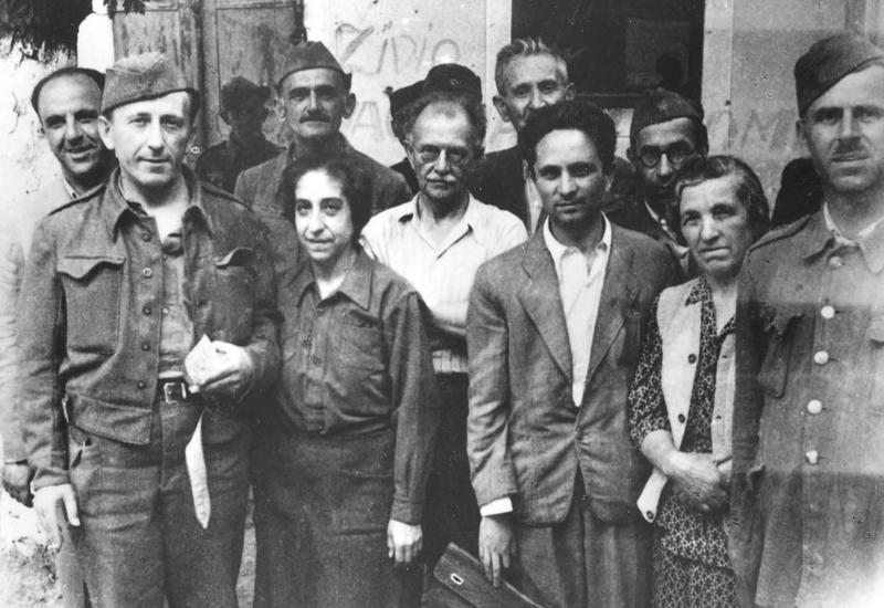 חיילים יהודים עם פליטים יהודים מיוגוסלביה