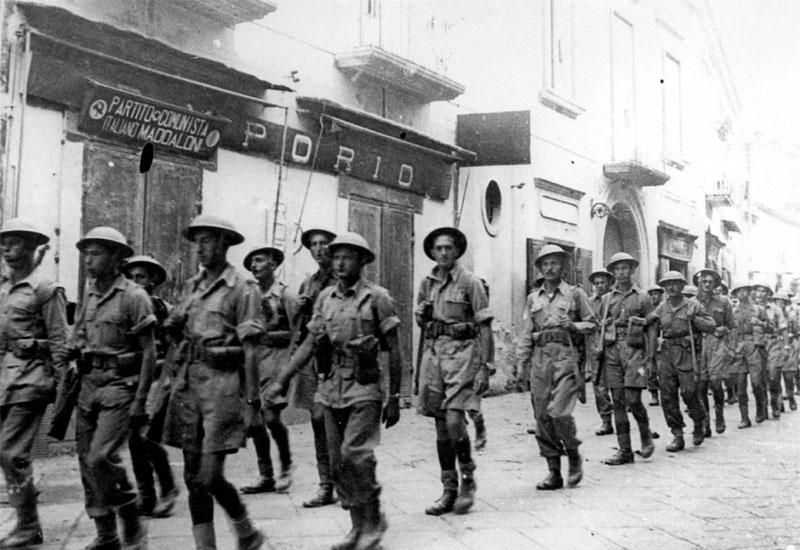 חיילים מארץ-ישראל צועדים ברחוב, לוב, 1942