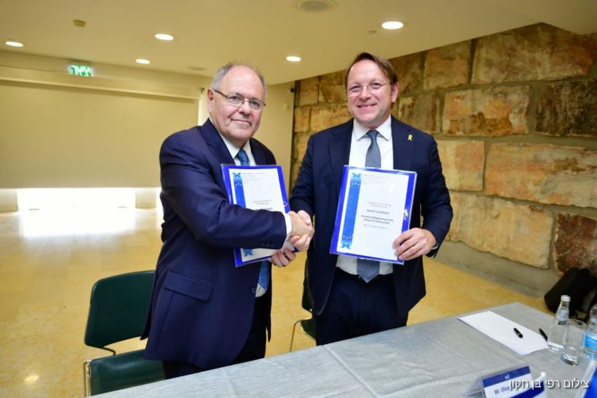 Yad Vashem Chairman Dani Dayan &amp; the European Commissioner for Neighborhood &amp; Enlargement Mr. Olivér Várhelyi sign a declaration for the European Union's co-sponsorship of the new immersive audio-visual experience in the Valley of the Communities 
