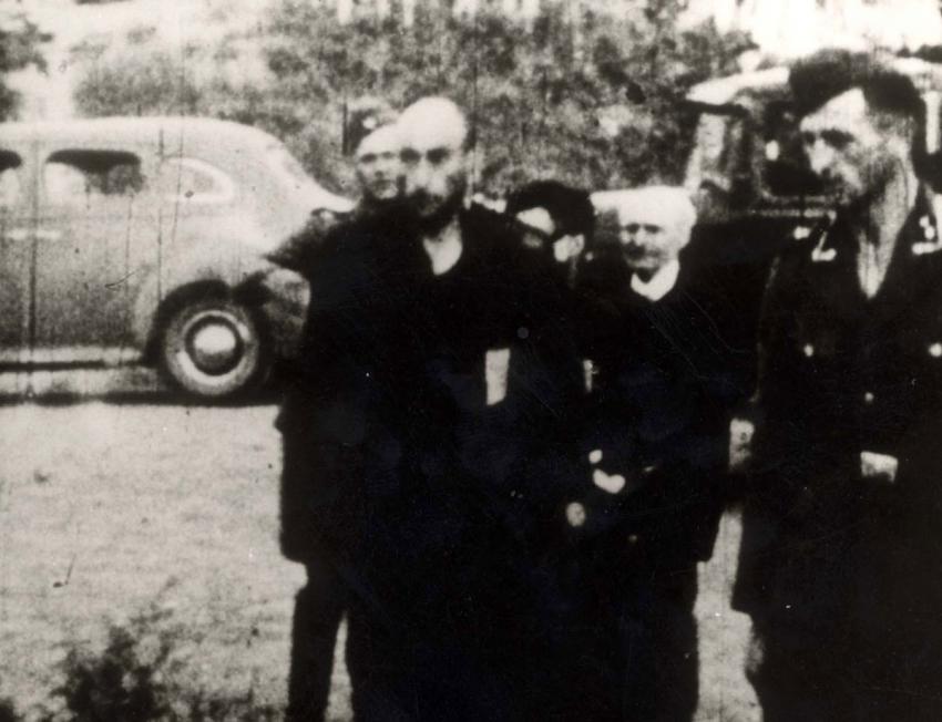 מימין: קארליס סיליאקובס, סמל אס-אס, במהלך רצח יהודי לייפאיה ב-15 עד 17 בדצמבר 1941 בכפר הדיג שקדן (Skeden), 15 ק&quot;מ מצפון ללייפאיה.