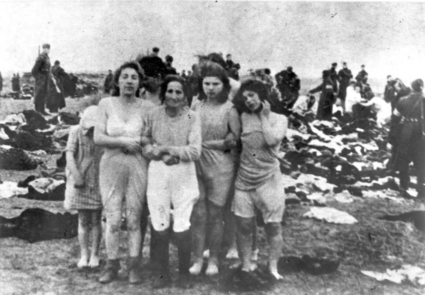 כפר הדיג שקדן (Skeden), 15 ק&quot;מ מצפון ללייפאיה, 15 עד 17 בדצמבר 1941: יהודים ויהודיות לפני רציחתם.