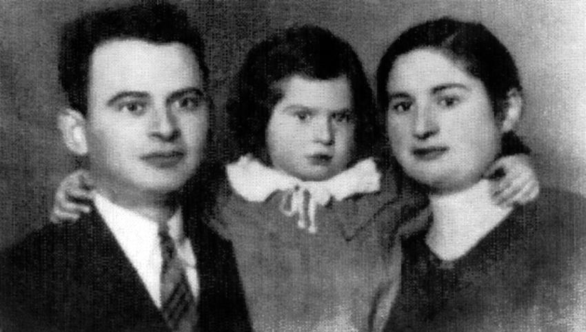 משה נוטקביץ עם אשתו ובתו שנספו בפיוטרקוב טריבונלסקי בתקופת השואה.