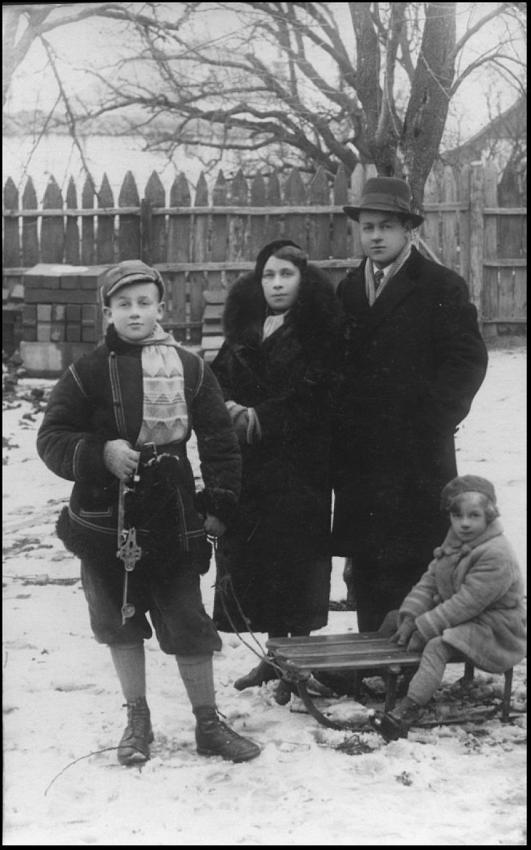 The Gildenman family, Korzec, 1936