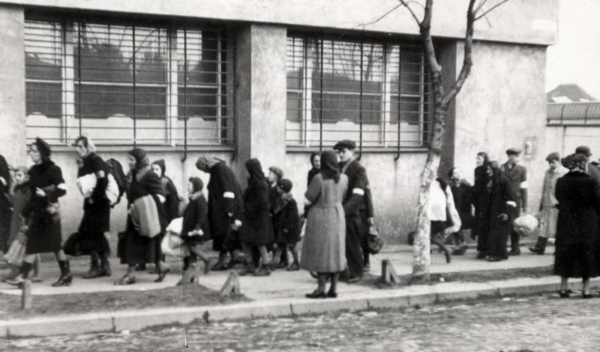 יהודים שרוכזו בידי הגרמנים סמוך לבית היתומים בגטו בנדין לצורך שילוחם למחנה הריכוז וההשמדה אושוויץ-בירקנאו, בנדין, פולין