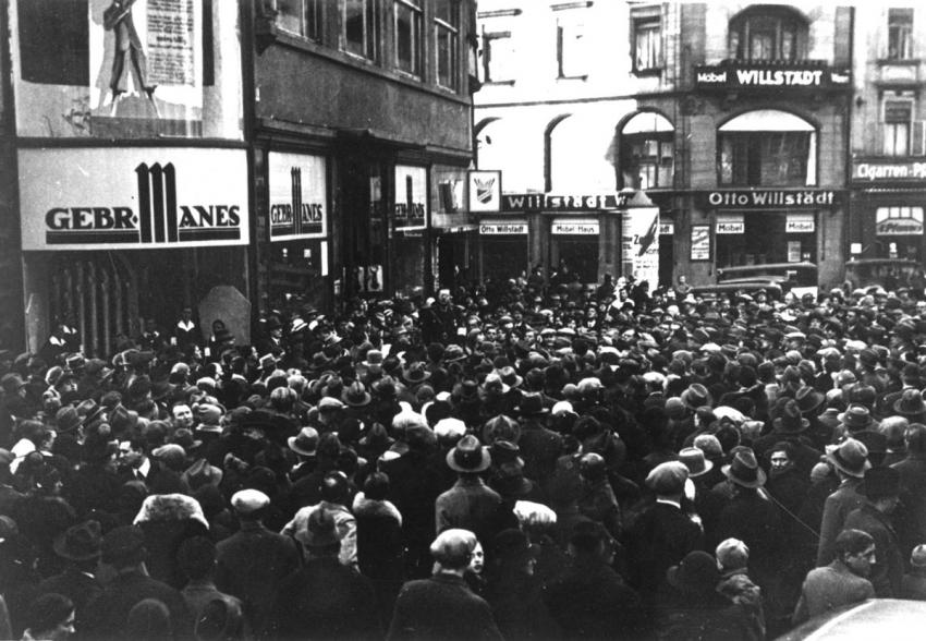 Würzburg, 11 March 1933. A demonstration of several hundred Würzburg residents against Jewish businesses.