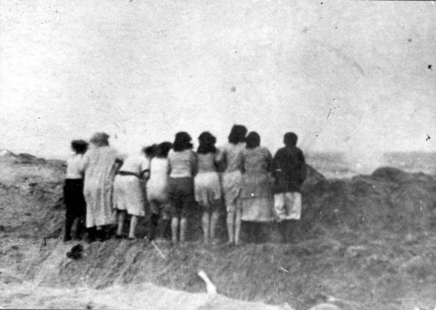 נשים יהודיות באזור כפר הדיג שקדן (Skeden), 15 ק&quot;מ מצפון ללייפאיה, לפני ובמהלך רצח יהודי לייפאיה בשקדן ב-15 עד 17 בדצמבר 1941.