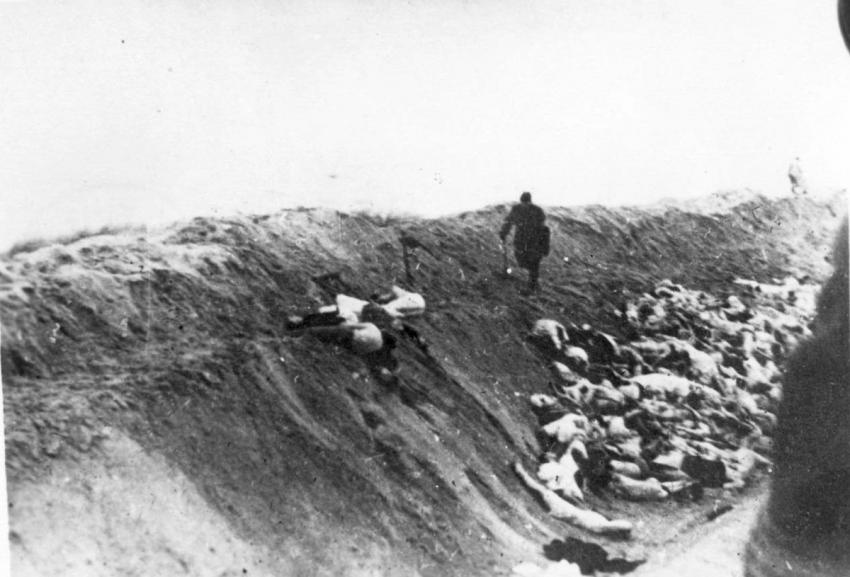אתר הרצח בשקדן (Skeden) לחוף הים הבלטי, 15 ק&quot;מ מצפון ללייפאיה, 15 עד 17 בדצמבר 1941: יהודים בבור לאחר רציחתם.