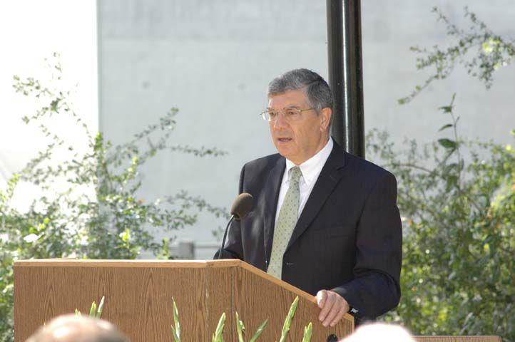 Chairman of the Yad Vashem Directorate Avner Shalev delivers his address at the ceremony