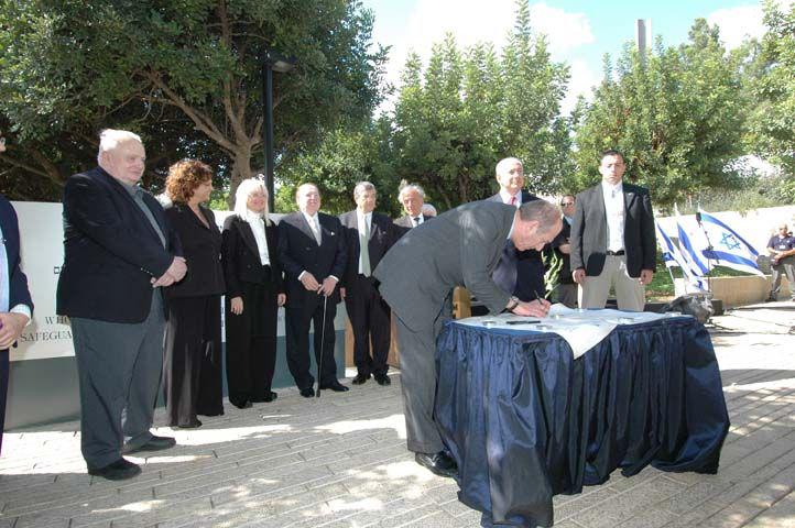 The Prime Minister signs the Scroll of Commitment to Holocaust Remembrance, RTL: Mr. Binyamin Netanyahu MK, Prof. Elie Wiesel, Mr. Avner Shalev, Dr. Miriam and Sheldon Adelson, Minister of Education Prof. Yuli Tamir and Chairman Tommy Lapid