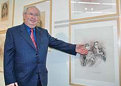 עו&quot;ד סרז' קלרספלד מצביע על איור שלו במשפט ברבי מתוך תצוגת התמונות של רנה דיאז ביד ושם