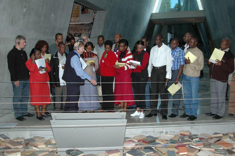 ניצולי רצח העם ברואנדה בסיור מודרך במוזיאון יד ושם