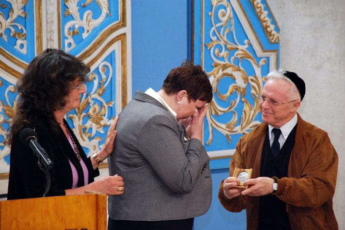 Ehud Loeb, membre de la Commission de désignation des Justes parmi les Nations, remettant la médaille et le diplôme d'honneur à Małgorzata-Ana Gronek, petite-fille de Stanislaw et Regina Swida, Justes parmi les Nations. Yad Vashem, 22 mars 2012.