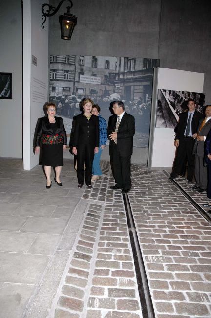 אבנר שלו, יו&amp;quot;ר הנהלת יד ושם, מדריך את הגב' קצב (משמאל) ואת הגב' בוש במוזאון החדש לתולדות השואה