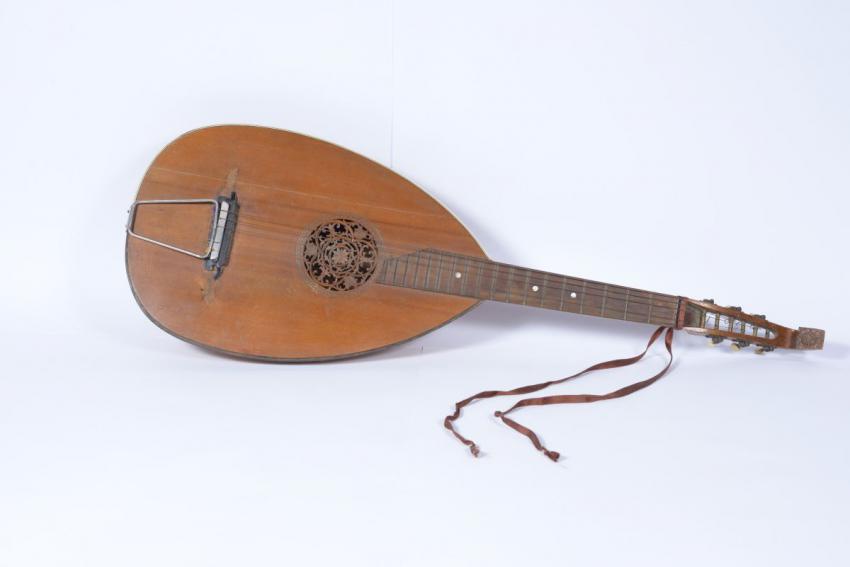 Lute played by Simcha Gildenman