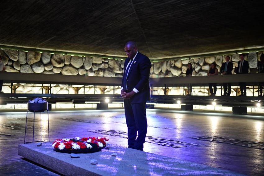 שר החוץ לאמי במהלך טקס זיכרון באוהל יזכור