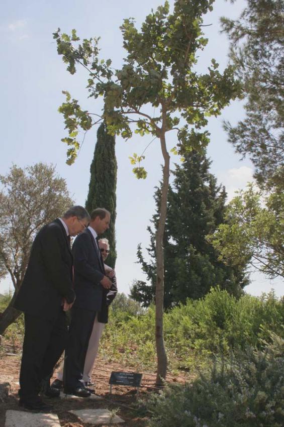 הנסיך אדוארד מבקר את העץ שניטע ביד ושם לכבוד סבתו - הנסיכה אליס