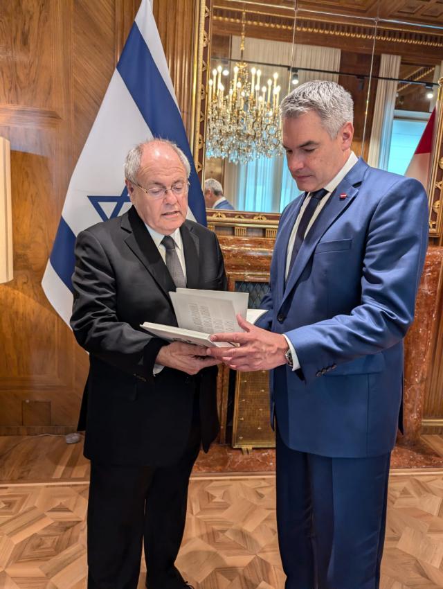 Yad Vashem Chairman Dani Dayan signs a Memorandium of Understanding with Austrian Chancellor Karl Nehammer in Viennna