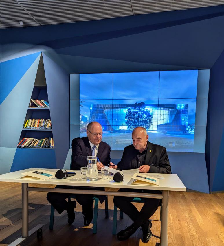 Yad Vashem Chairman Dani Dayan and POLIN Museum Director Zygmunt Stępiński signing a new agreement in Warsaw 