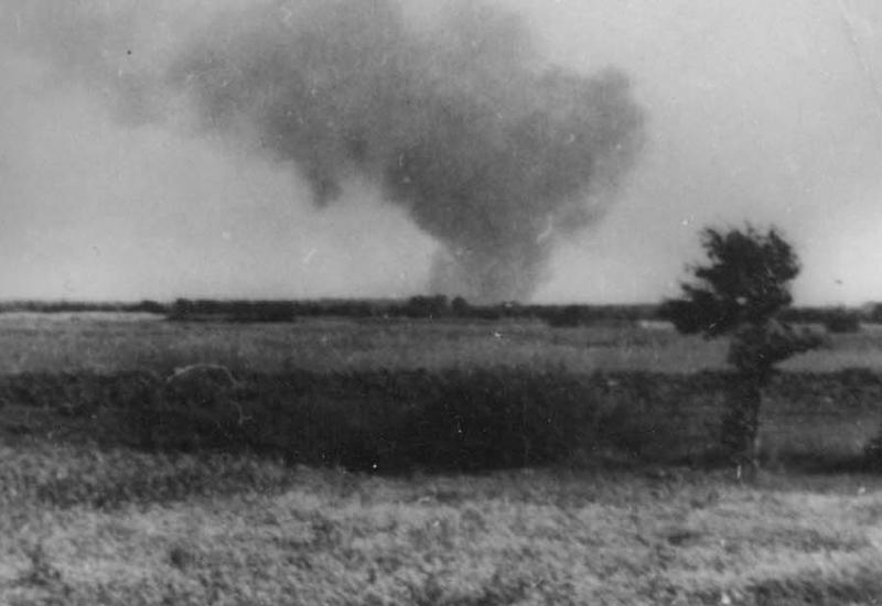 ענן עשן עולה מן המחנה במהלך מרידה, טרבלינקה, פולין, 02/08/1943.