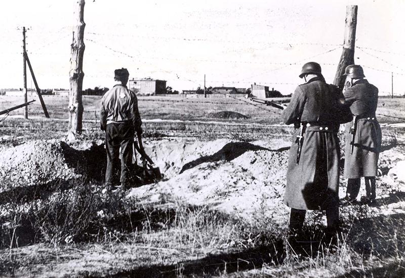יהודי כורה קבר לעצמו לפני הוצאתו להורג, ברית המועצות