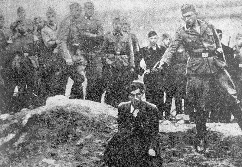 חיילים גרמנים צופים בחייל מיחידת האייזנצגרופה רוצח יהודי, ויניצה, אוקראינה, יולי 1941.