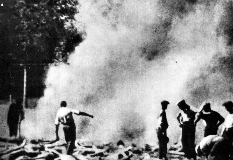 שריפת גופות אסירים על ידי הזונדרקומנדו, אושוויץ-בירקנאו, קיץ 1944.