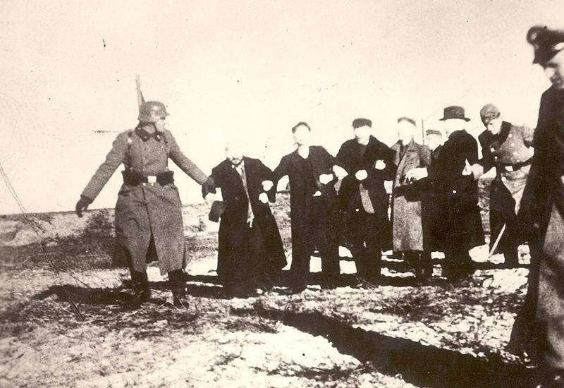 חייל מיחידת איינזצגרופן מוביל יהודים קשורי עיניים, ברית המועצות