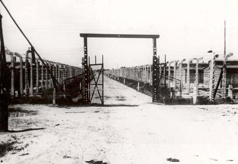 הכניסה לגוש הצריפים העיקרי של המחנה, אושוויץ-בירקנאו