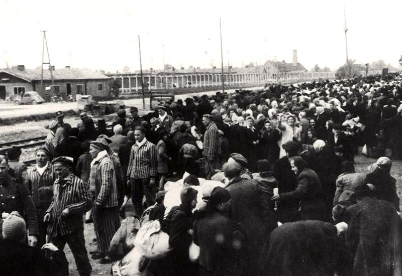 יהודים ברציף לאחר שירדו מרכבת, אושוויץ-בירקנאו, 27/05/1944.