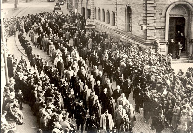 יהודים שרוכזו לקראת משלוח ל-Dachau בעקבות ליל הבדולח, 10/11/1938, באדן באדן, גרמניה
