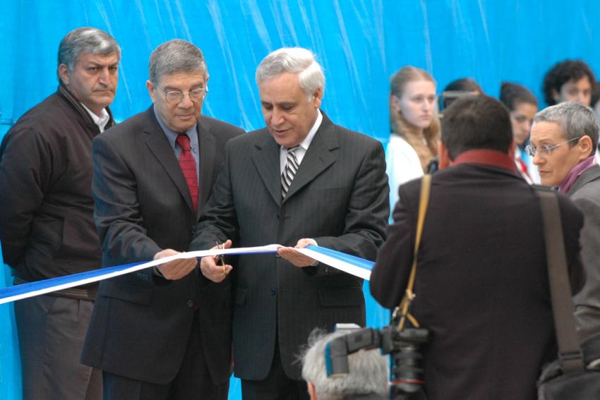 President of the State of Israel Moshe Katsav, escorted by Chairman of the Yad Vashem Directorate Avner Shalev, cuts the ribbon inaugurating the New Museum