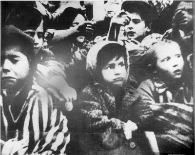 Польща, Аушвіц. Група дітей після звільнення концтабору, 1945.