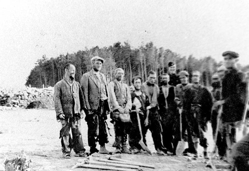 אסירים עובדי כפיה נאלצים להצטלם בבלויי סחבות, מחנה בלז'ץ, פולין, 1940.