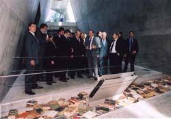 נשיא רוסיה (במרכז) מסייר במוזיאון החדש ביד ושם, משמאלו: יו&amp;quot;ר הנהלת יד ושם, אבנר שלו, שני מימין: פרופ' שבח וייס, שלישי מימין: הנשיא משה קצב